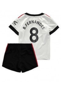 Manchester United Bruno Fernandes #8 Babytruitje Uit tenue Kind 2022-23 Korte Mouw (+ Korte broeken)